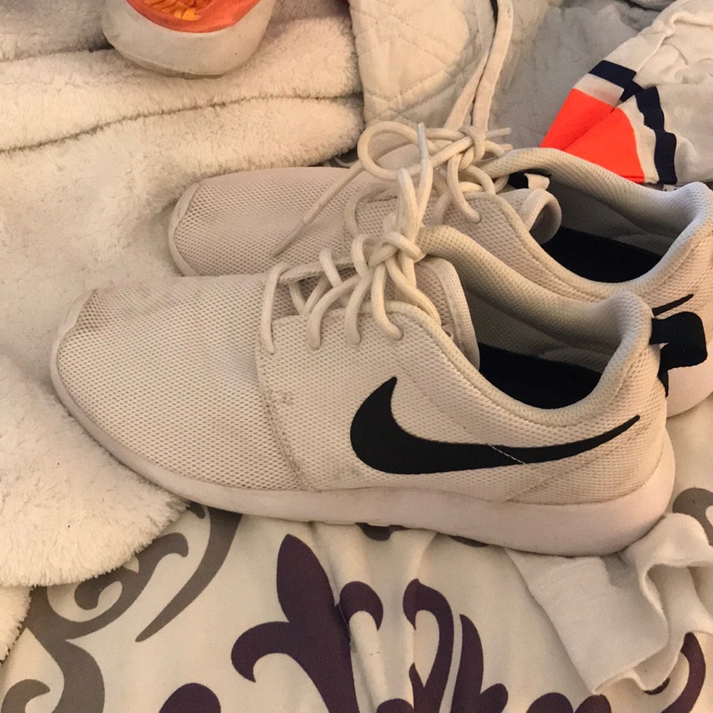 White nike sneakers (will clean before sending!)
